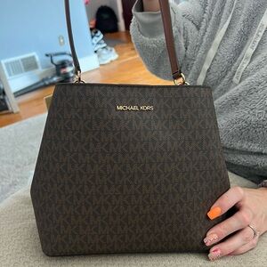 Mk bucket brown